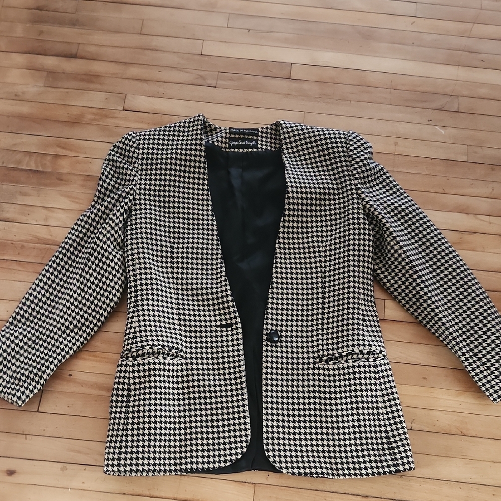 Chic Houndstooth Blazer in Black and White